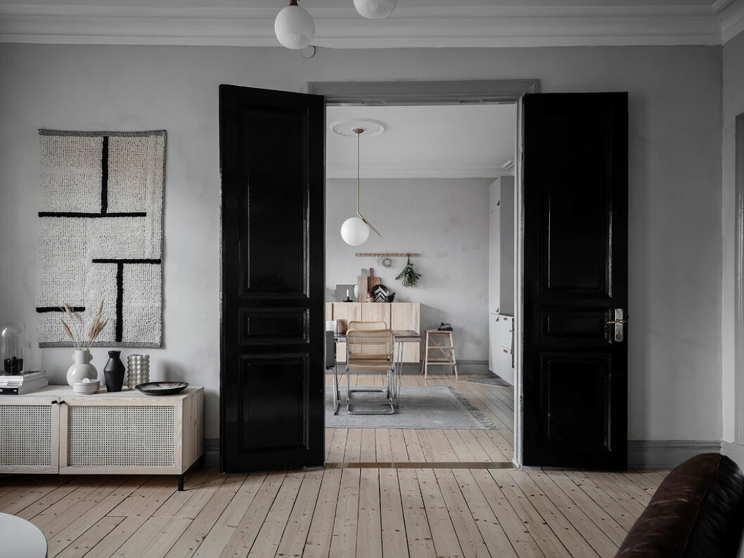 Styling: Livindeco Foto: Anders Bergstedt för <a href="https://entrancemakleri.se/" target="_blank" rel="noopener">Entrance mäkleri</a>/mäklare: Erika Bergholm Att måla en dörr eller karm i en snygg färg är ett enkelt inredningsknep