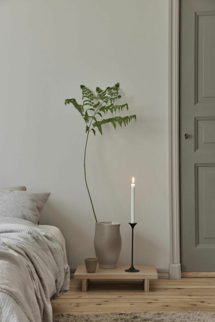 Brunt behöver inte nödvändigtvis innebära murriga nyanser, utan kan även innebära ytor i naturmaterial. Foto: Beckers. Inred med färger enligt feng shui, brunt
