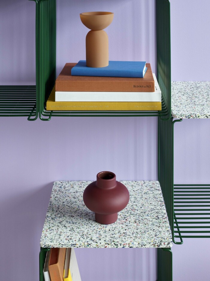 Just nu är lila färgen på allas läppar och <a target="_blank" href="https://www.elle.se/decoration/arets-trendfarg-2022-enligt-pantone/8093610">är dessutom Pantones färg 2022</a>. Foto: Montana. Inred med färger enligt feng shui, lila