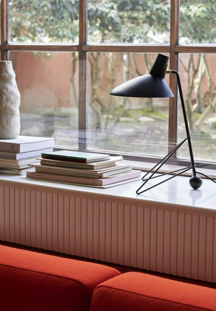 Räds inte att låta rött bli en tydlig kontrastfärg, exempelvis i form av en soffa eller större möbel. Foto: &tradition. Inred med färger enligt feng shui, rött