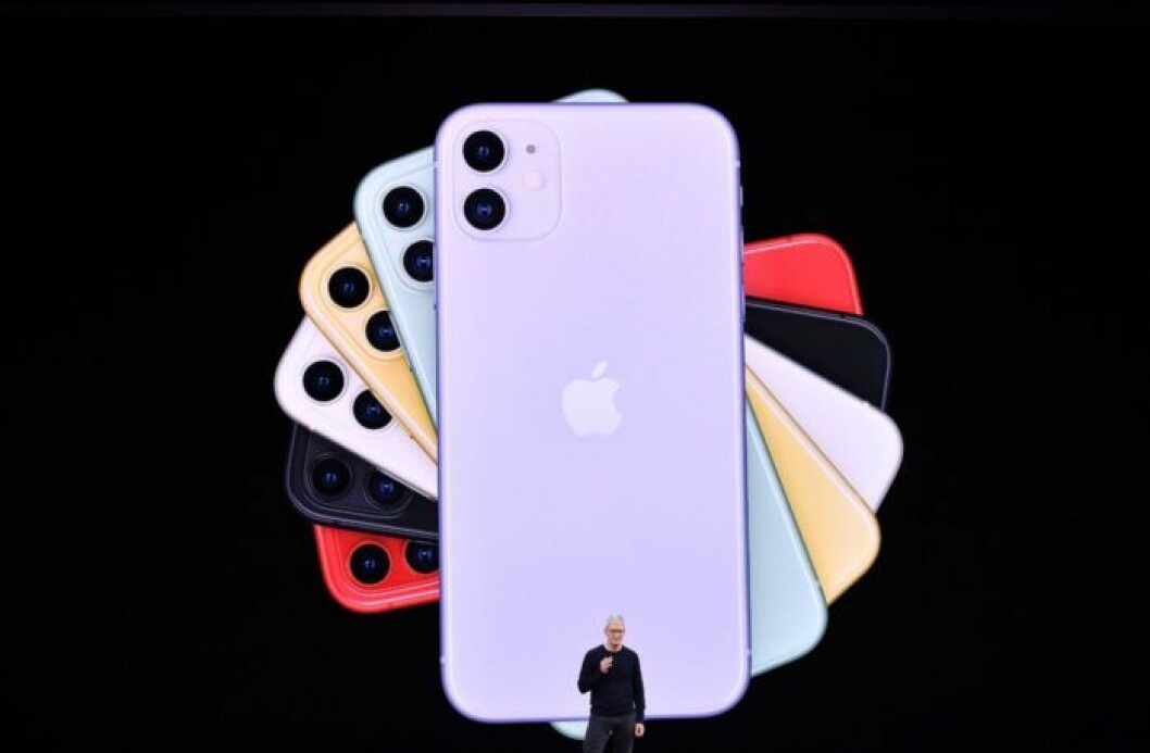 En bild på Apples VD Tim Cook under presentationen av Iphone 11. 