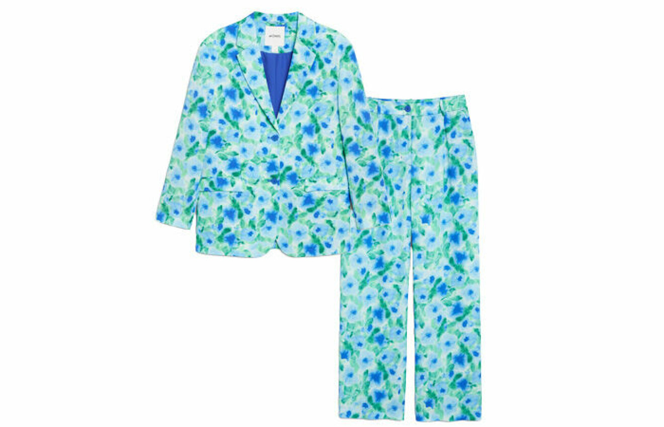 blommigt kostymset i ljusblått och grönt med kavaj och byxa från Monki