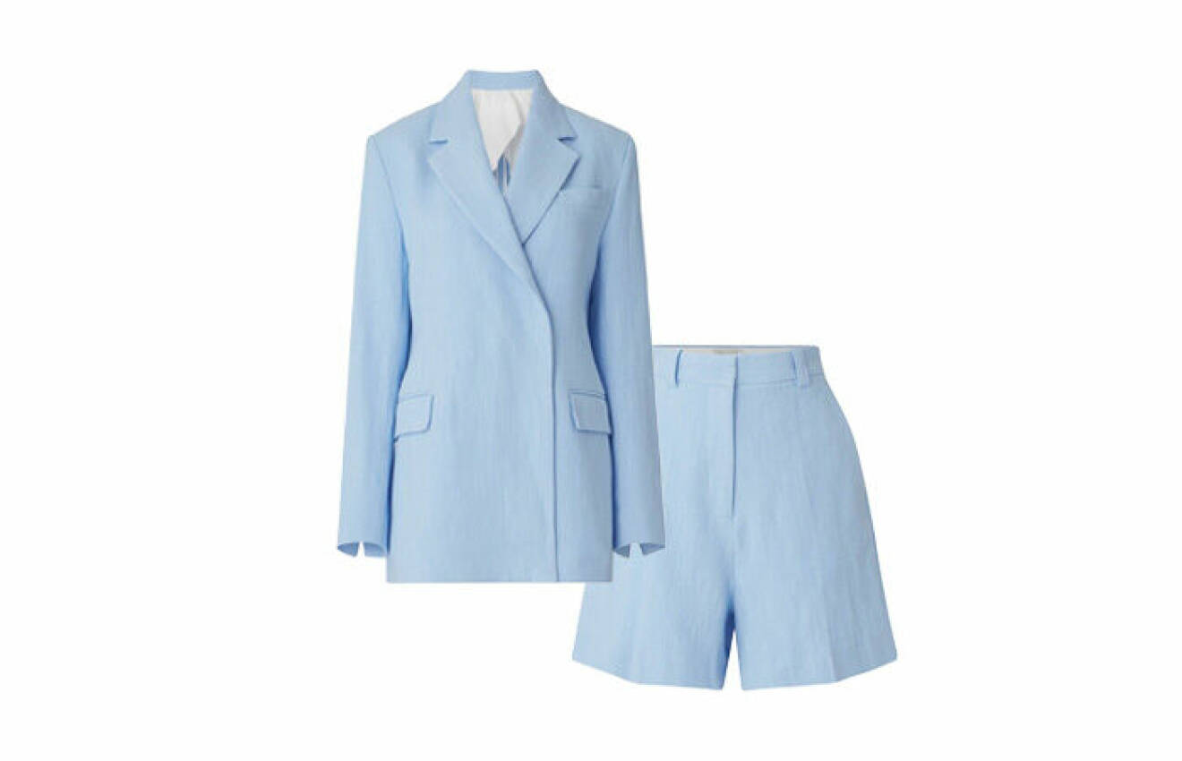 ljusblå kostym gjord i linne bestående av kavaj med matchande korta shorts från House of Dagmar