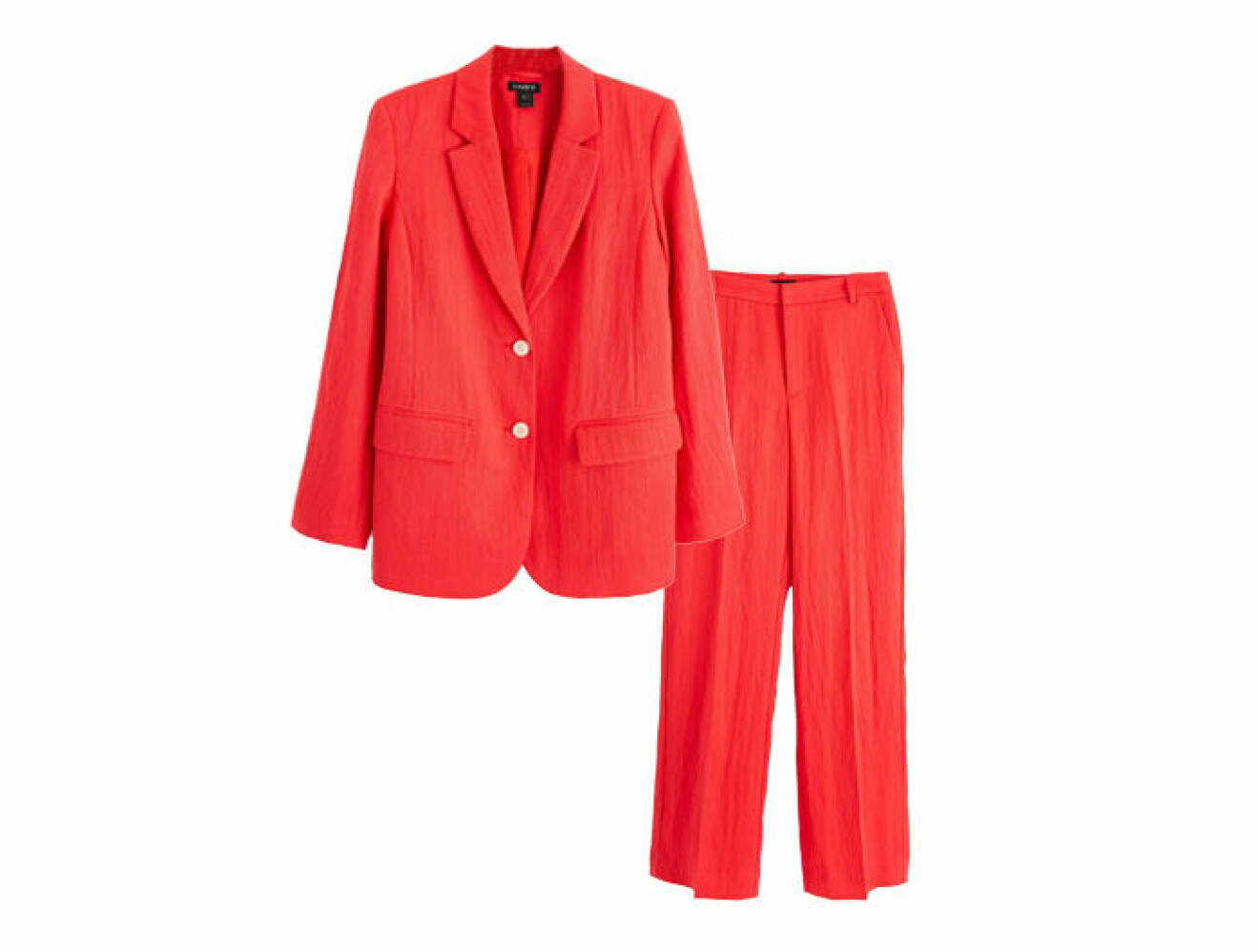 röd kostym gjord i lyocell bestående av enkelknäppt kavaj och byxor från Lindex