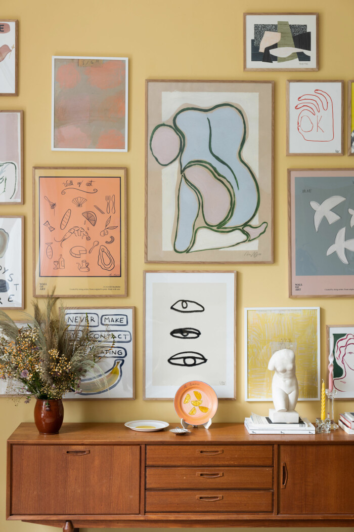Låt kreativiteten flöda fritt när du skapar din tavelvägg i hemmet! Foto: Jesper Florbrant för Wall of Art färgglad tavelvägg från Wall of Art