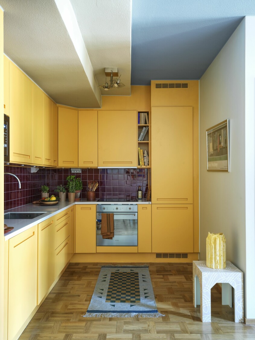 Köket är målat i<span class=" italic" data-lab-italic_desktop="italic"> Sketch for summer</span>, en av flera kulörer som tagits fram av Arranging Things för Klint. Matta från Oyyo designstudio, metallvas av bröderna Bouroullec och pallen<span class=" italic" data-lab-italic_desktop="italic"> Temple</span> av Kristoffer Sundin och Stina Löfgren. Färgglatt kök