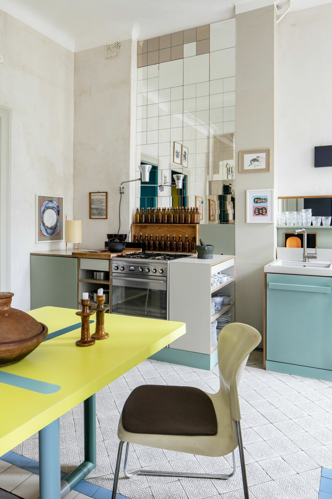 I köket lyfts möbler i starka färger fram av de vita väggarna. Bordet är designat av Martin Holzapfel Design och stolarna av Gerd Lange för Drabert. Färgglatt kök