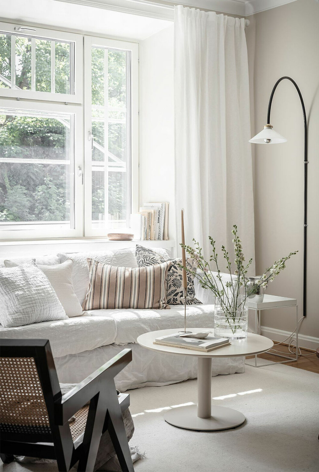 Somrigt med ljusa nyanser och blommiga mönster. Foto: Anders Bergstedt Styling: Greydeco för Alvhem/mäklare: Andreas Lundberg Snyggt inrett vardagsrum med färger med sommarkänsla