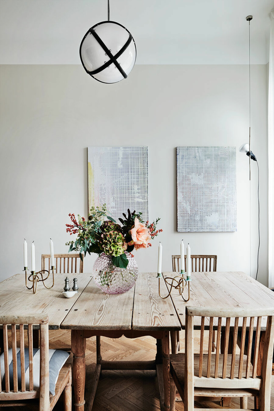Vas Dagg i rosa av Carina Seth Andersson och mässingsljusstakar Vänskapsknuten av Josef Frank, båda från Svenskt Tenn.