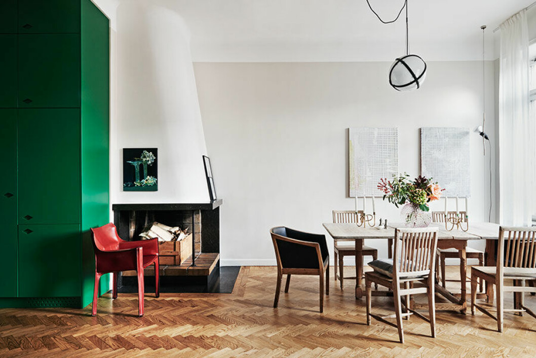 Bordet med tillhörande stolar är svenskt 1700-tal, fåtölj från Klaessons Möbelfabrik i Örebro. Skinnfåtöljen Cab 413 vid öppna spisen designades av Mario Bellini för Cassina 1977. Konstverk till vänster av brittiska konstnären Ivan Seal och till höger av belgiskan Michiel Ceulers. Taklampa av Lars Englund.