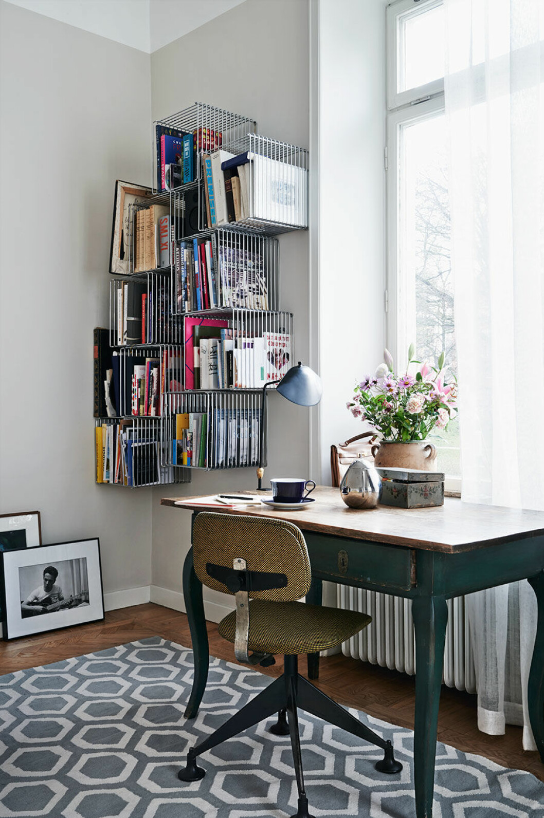 Den flexibla förvaringsmodulen av Verner Panton har de hittat second hand, men den finns i nyproduktion hos Montana. Från det antika skrivbordet kan Clara och Albert följa säsongens skiftningar utanför fönstret. Skrivbordslampa av Serge Mouille. Stol av Osvaldo Borsani. Matta från Layered.