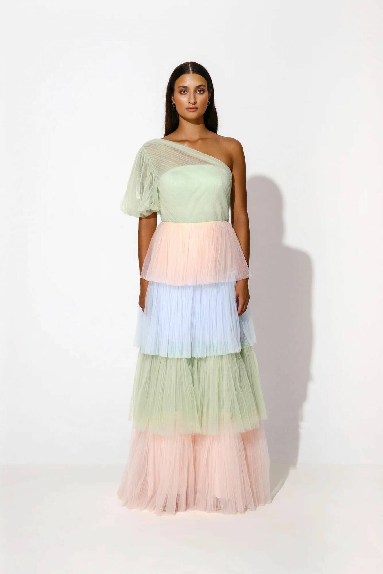 klänning i pastellfärger med enaxlad design från By Malina