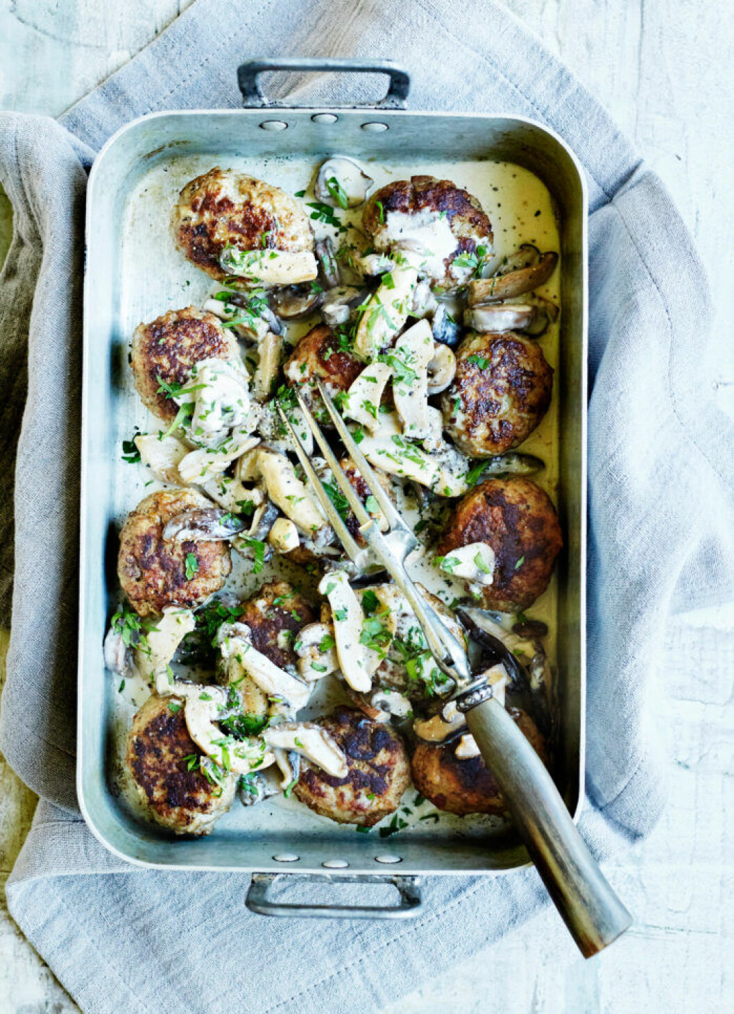 Färsbiffar med krämig svampsås och potatis. Recept på färsbiffar med krämig svampsås