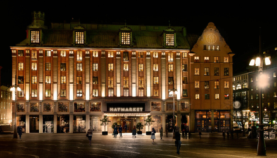 Där PUB-skylten tidigare tronade sitter nu hotellets namn, en blinkning till Hötorget som ligger precis utanför. fasad på Haymarket by Scandic i Stockholm