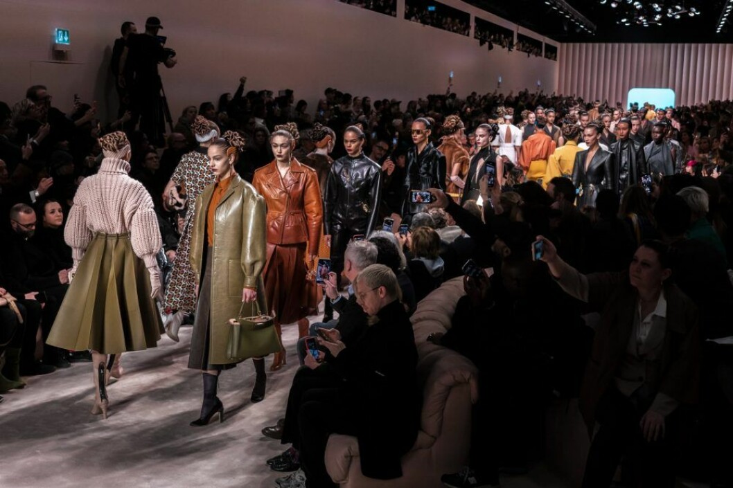 Siliva Venturini (barnbarn till grundarna Adele and Edorado Fendi) designade Fendis AW20-kollektion.