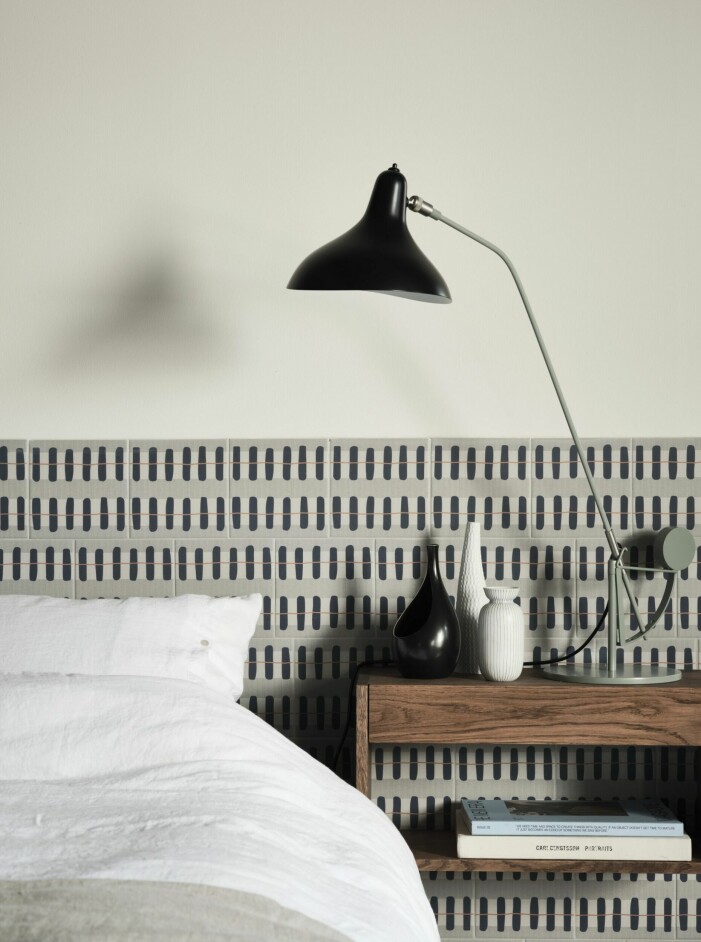 Förvarar du saker under sängen? Försök att hitta en ny plats åt föremålen alternativt se till att de som ligger där har en positiv koppling. Foto: Bricmate. Så inreder du med feng shui i sovrummet, lampor
