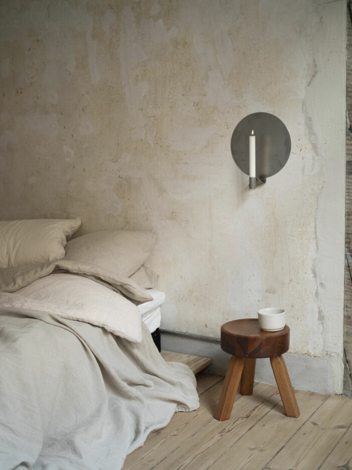 Om du har ett nattduksbord vid sängen är det bättre att satsa på två stycken, en på varsin sida av sängen, för tydlig balans. Foto: Frama. Så inreder du med feng shui, placering av sängen