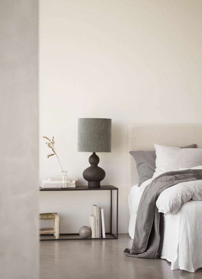 För att ge energiflödet en ytterligare boost, se till att låta rummet gå i en nedtonad färgskala. Foto: Tine K Home. Så inreder du med feng shui i sovrummet, inga speglar