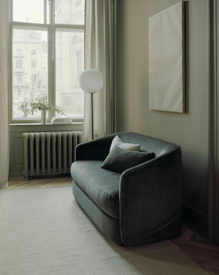 I vardagsrummet är det viktigt att soffan står i fokus och positioneras rätt för att optimera energiflödet. Foto: New works. Feng shui i vardagsrummet