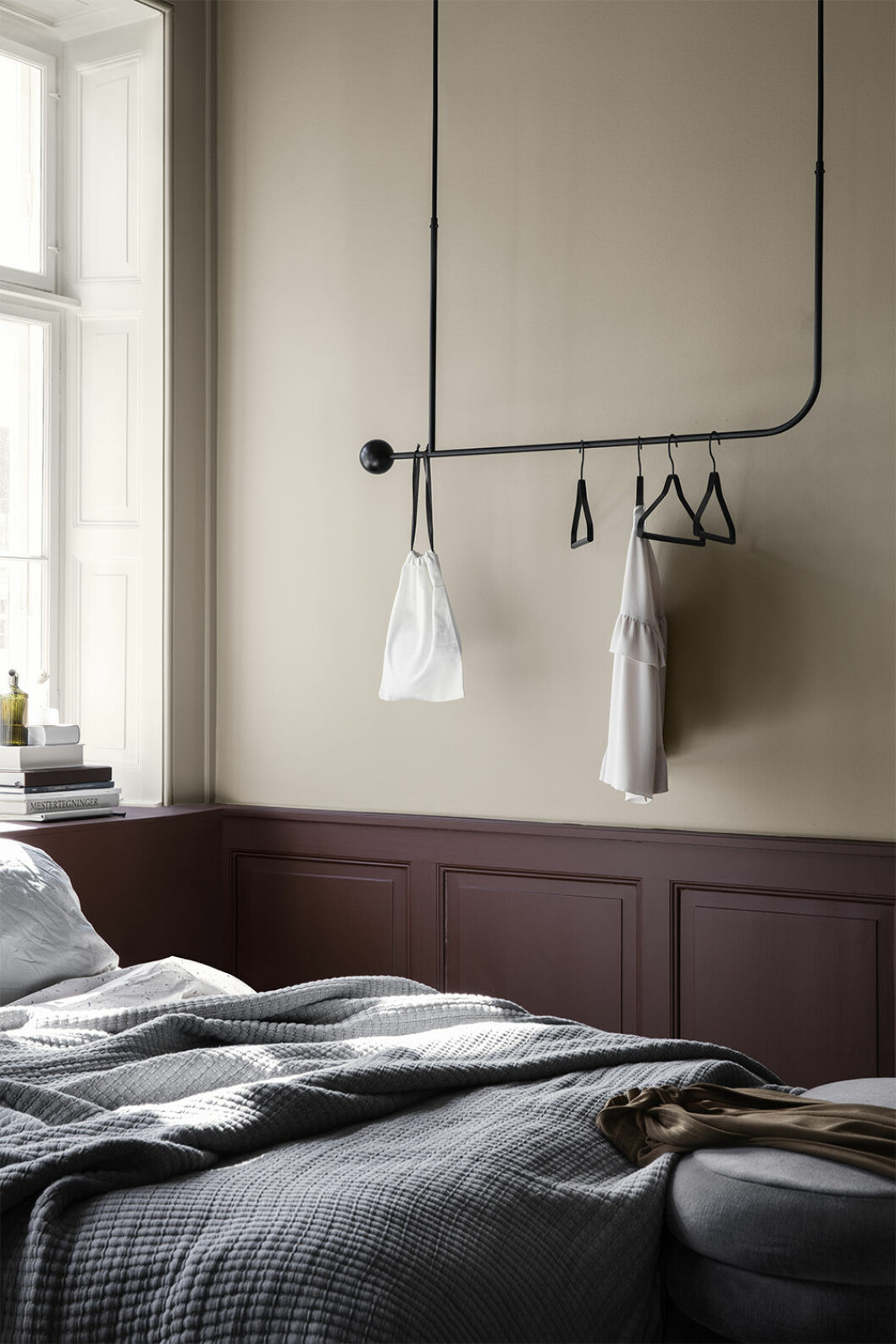 En klädstång gör klädförvaringen mellan garderob och tvättkorg så mycket snyggare. Foto: Ferm Living.
