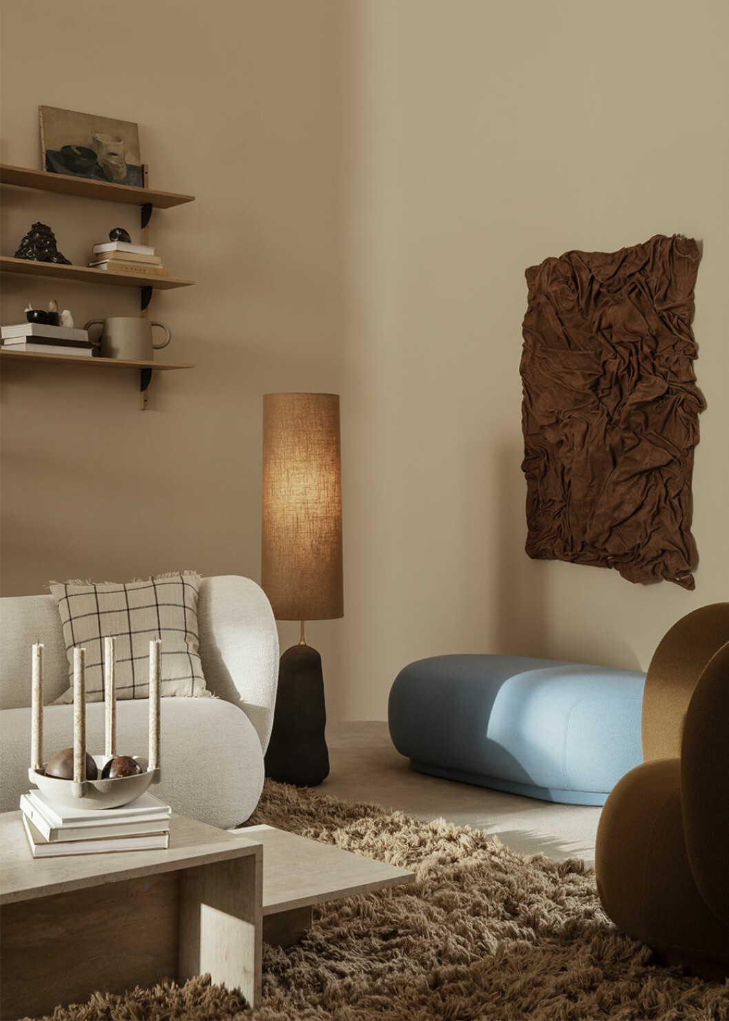 Materialmixen skapar en spännande helhet i inredningen. Foto: Ferm Living Texturer och olika material hos Ferm Living hösten 2020