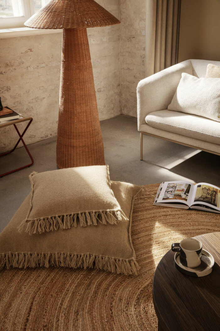 Maxa med jute! I höst står jutemattan högt i kurs, en trend som bara ser ut att växa. Foto: Ferm Living. Inredningstrender hösten 2021, jutemattor