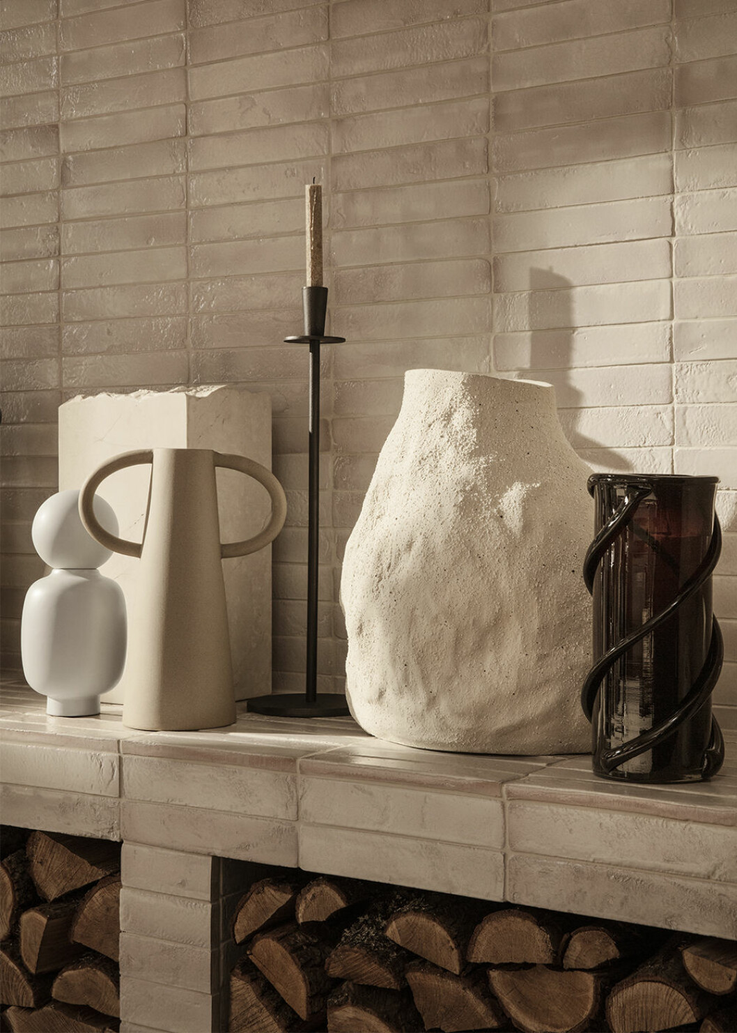Organiska former och en mix av olika material är en favorit bland många inredningsälskare. Foto: Ferm Living Keramik i organiska former från Ferm Living 2020
