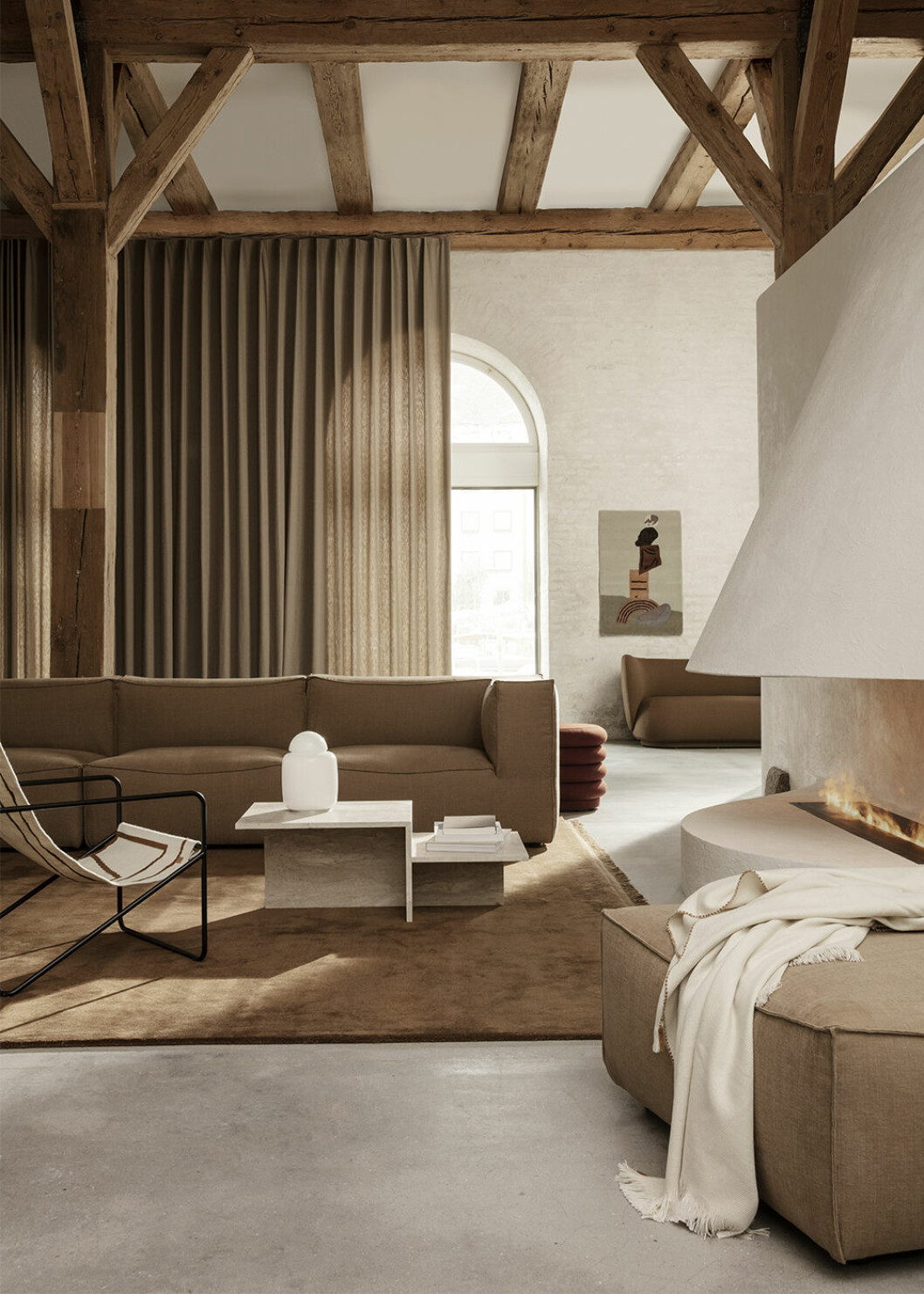 Vi fortsätter ha en förkärlek för de jordnära tonerna, som varierar från ljust crèmevitt till sandfärgat och chokladbrunt. Foto: Ferm Living inspirerande vardagsrum hos Ferm Living