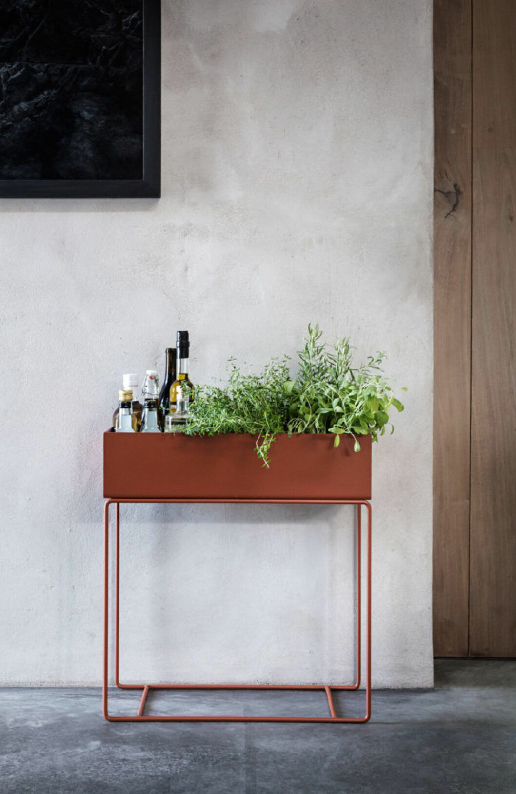 Blombord inredd med kryddor och flaskor