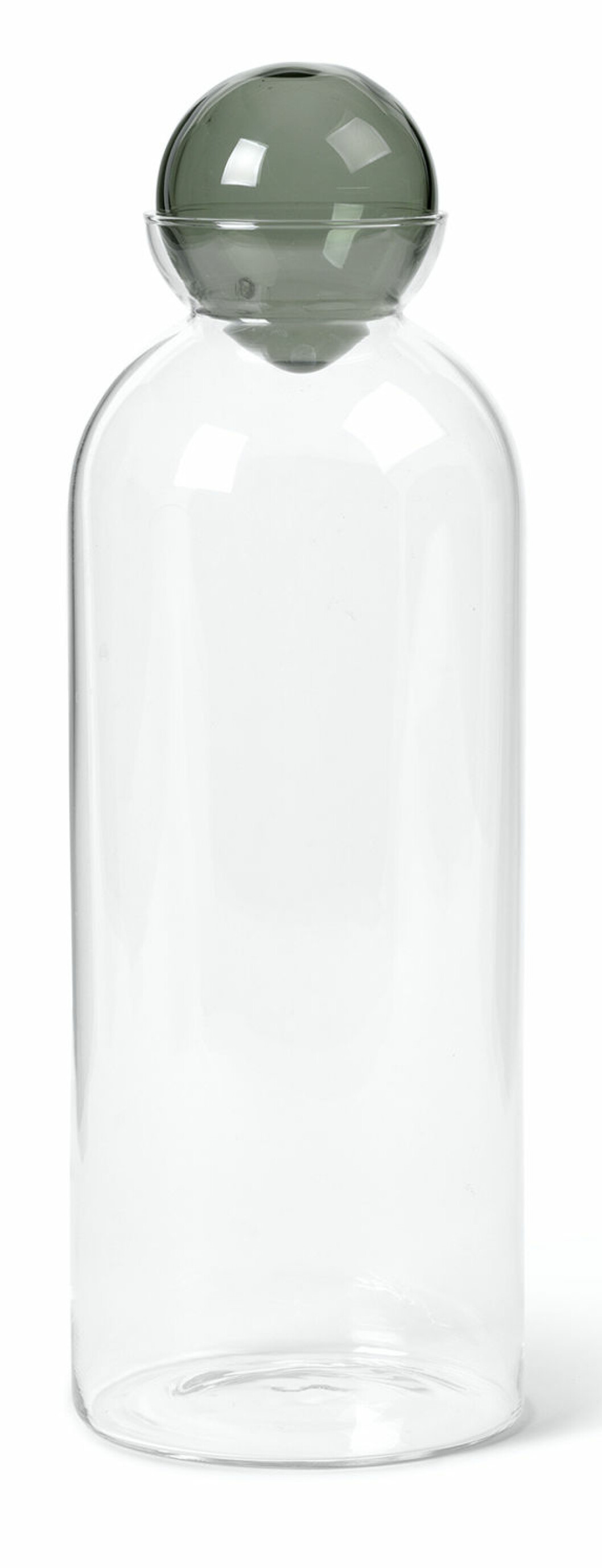 Glaskaraffen Still från Ferm Living med dekorativ glaskula.
