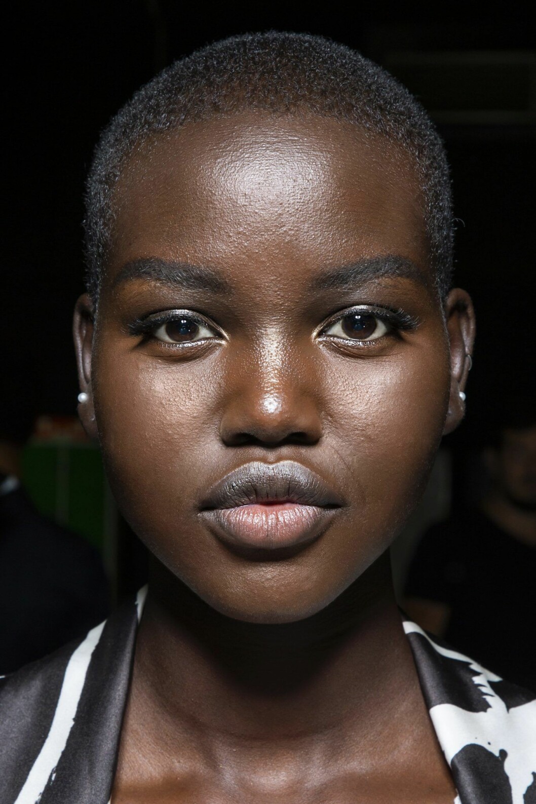 Adut backstage hos Alberta Ferretti SS 20. Adut Akech