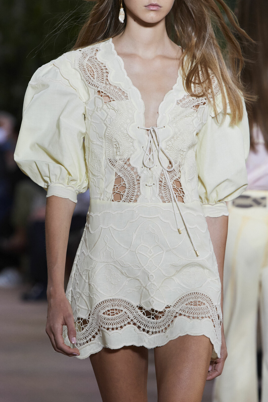 Alberta Ferretti visar vägen med kort kort drömklänning. Kort klänning Alberta Ferretti SS21 runway.