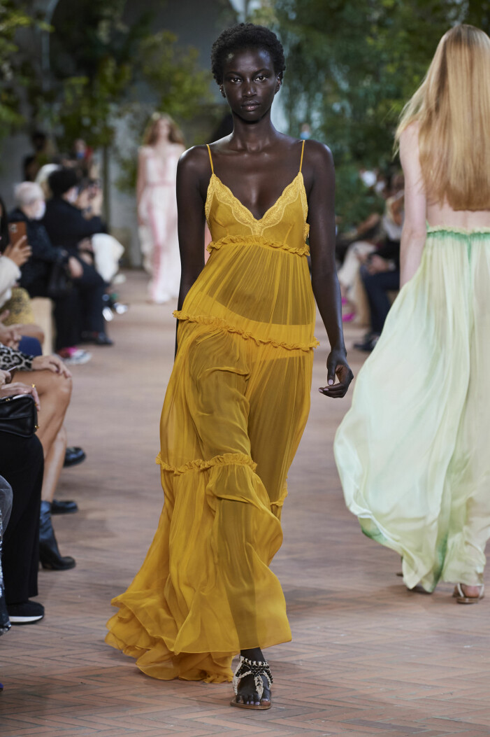 Alberta Ferretti. Gul transparent klänning vårmode 2021