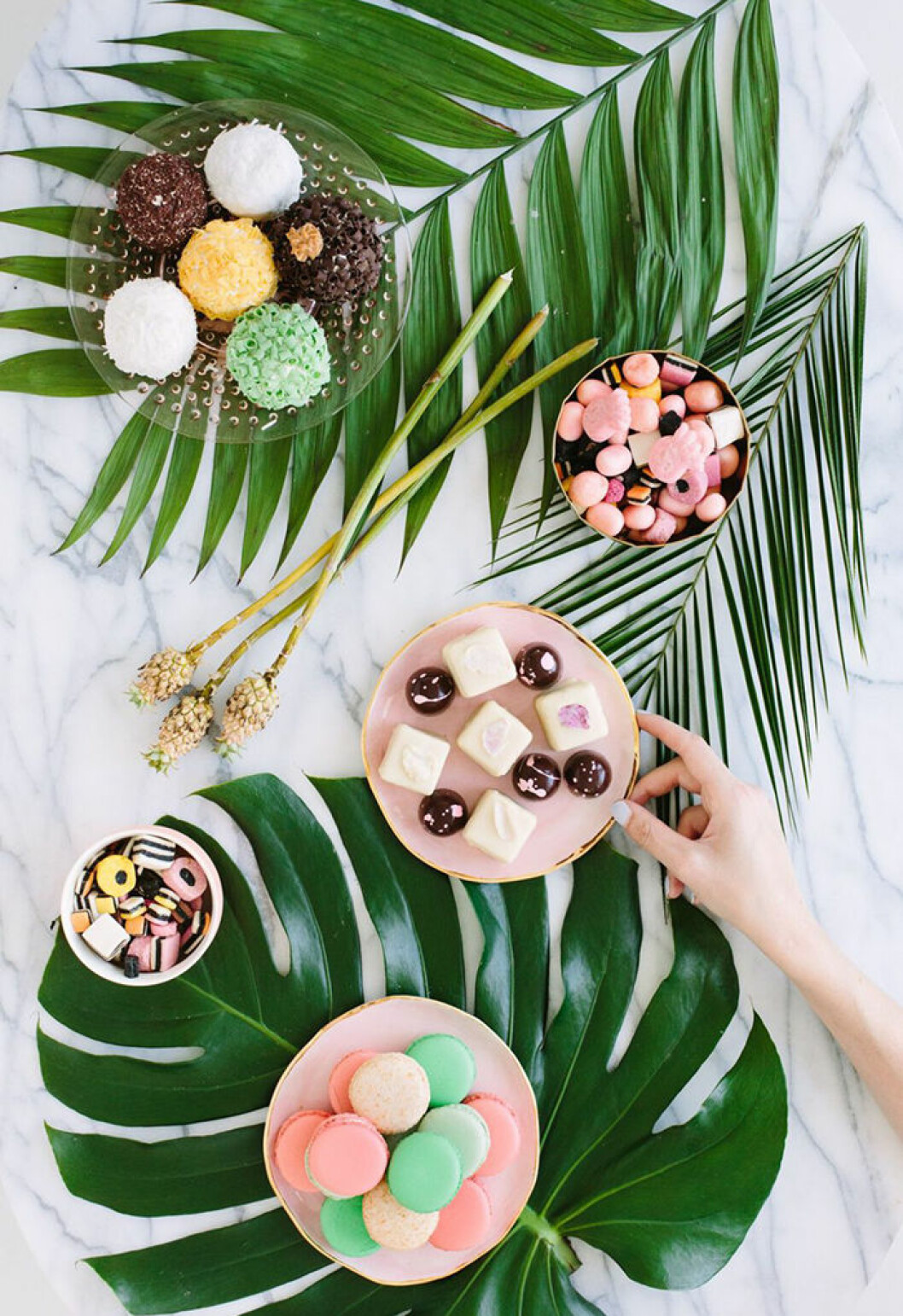 Duka vackert med palmblad. Foto: <a href="http://studiodiy.com/2015/05/20/a-palm-fronds-bon-bons-dinner-party/" target="_blank" rel="noopener">Studiodiy</a> Duka vackert med palmblad.