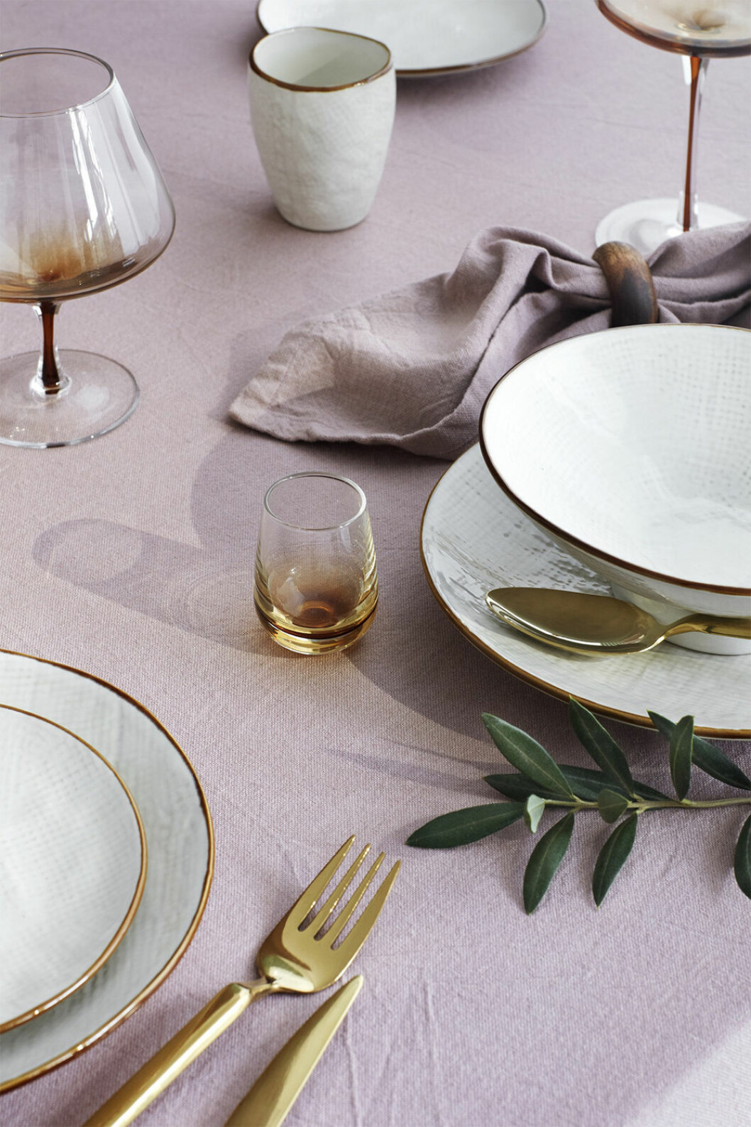 Tips! En duk i ett fint material och en somrig nyans binder samman säsongens festdukning. Foto: Broste Copenhagen Sommardukning i rosa och guld