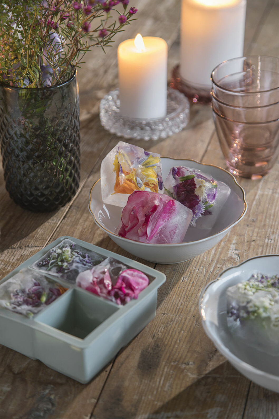 Tips! Satsa på en iskubsform modell större för att låta blommorna komma till sin rätta i isen. Foto: Sostrene Grene. Iskuber med blommor i - enkelt DIY-projekt att göra själv