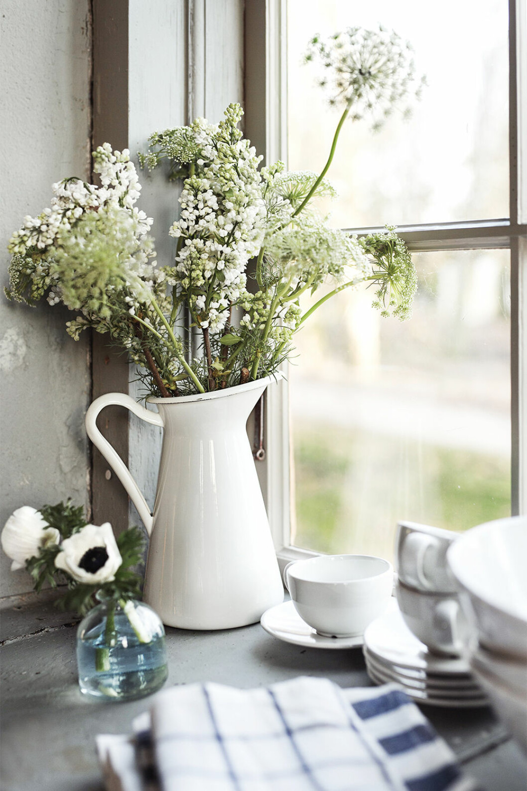 Tips! Dela upp blommorna i flera små vaser för att kunna sprida blomsterdekorationerna i rummet eller på matbordet. Foto: Ikea, styling: Mari Strenghielm. Kanna som vas för ängsblommor