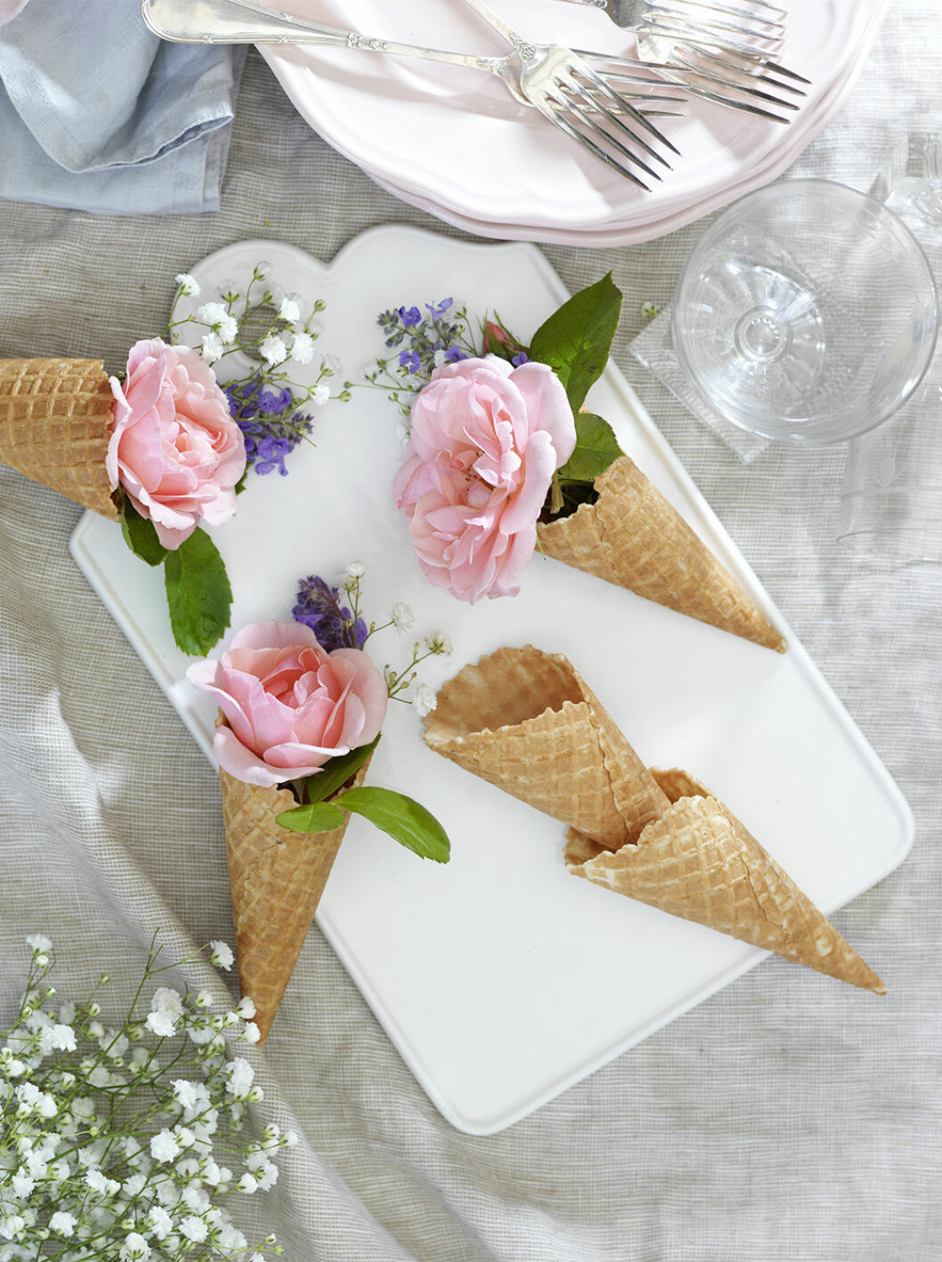 Tips! Du kan även byta ut glasstrutarna mot papper som du viker som en strut runt den lilla buketten. Foto: Olof Abrahamsson. Sommardekoration till fest – glasstrutar med blommor