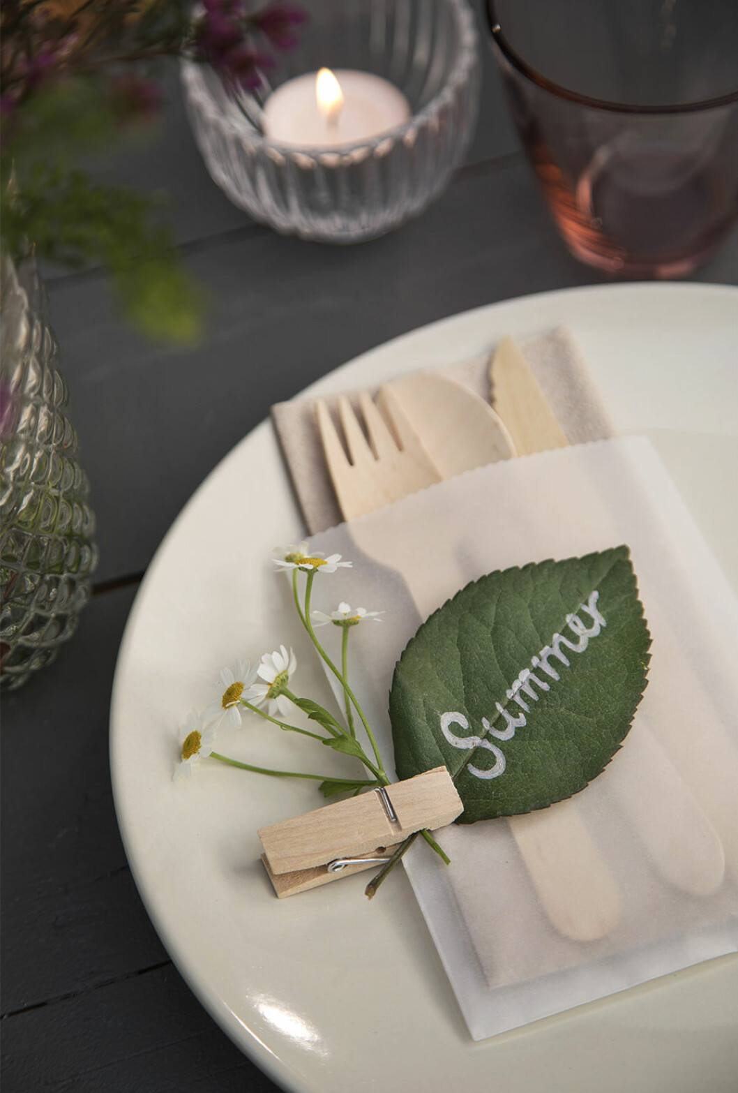 Tips! Smycka festen med det som finns till hands, säsongens bästa detaljer är de som finns i naturen eller de som går att återbruka. Foto: Sostrene Grene Sommardukning till festen