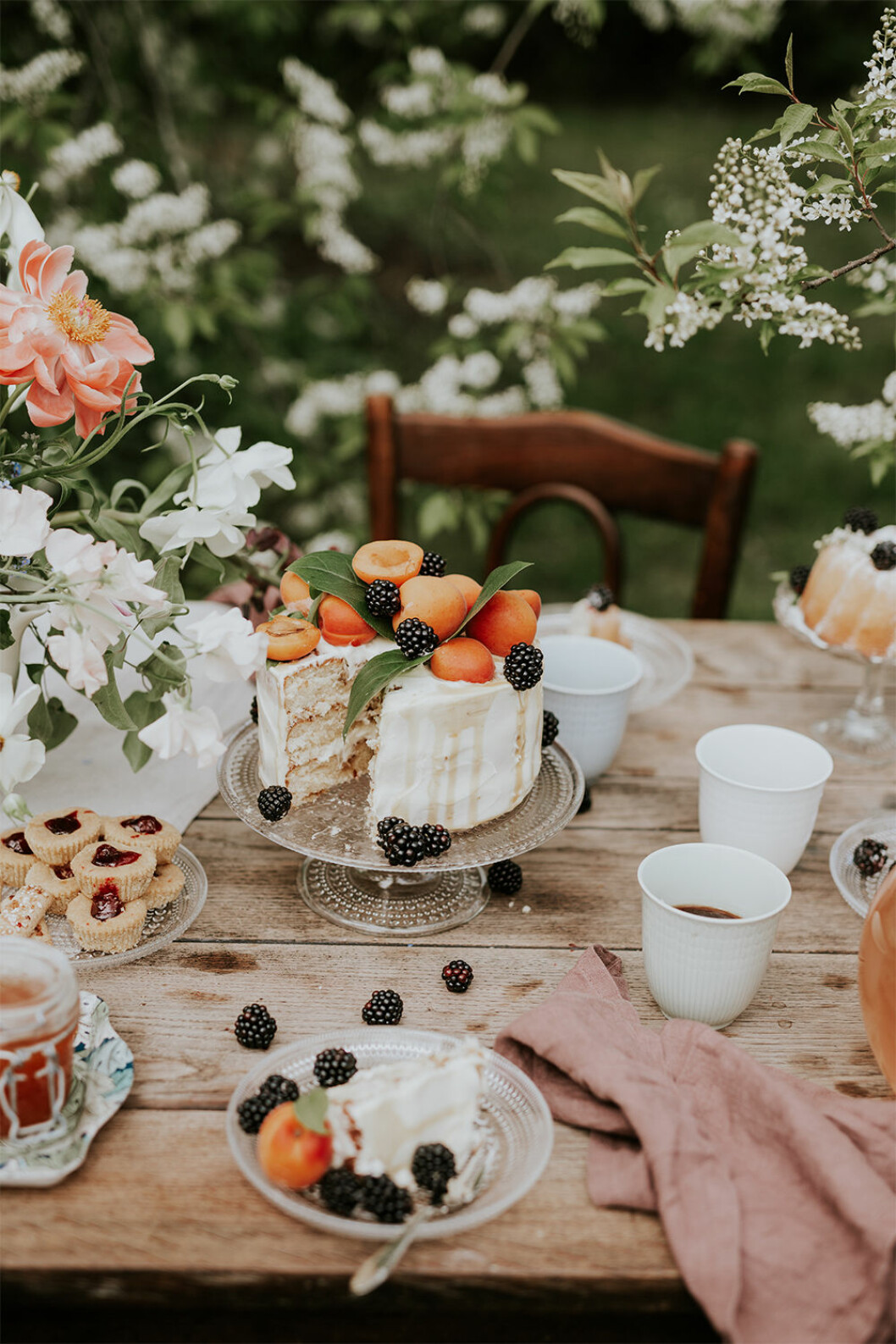 Festmiddag utomhus på sommaren med tårtfat