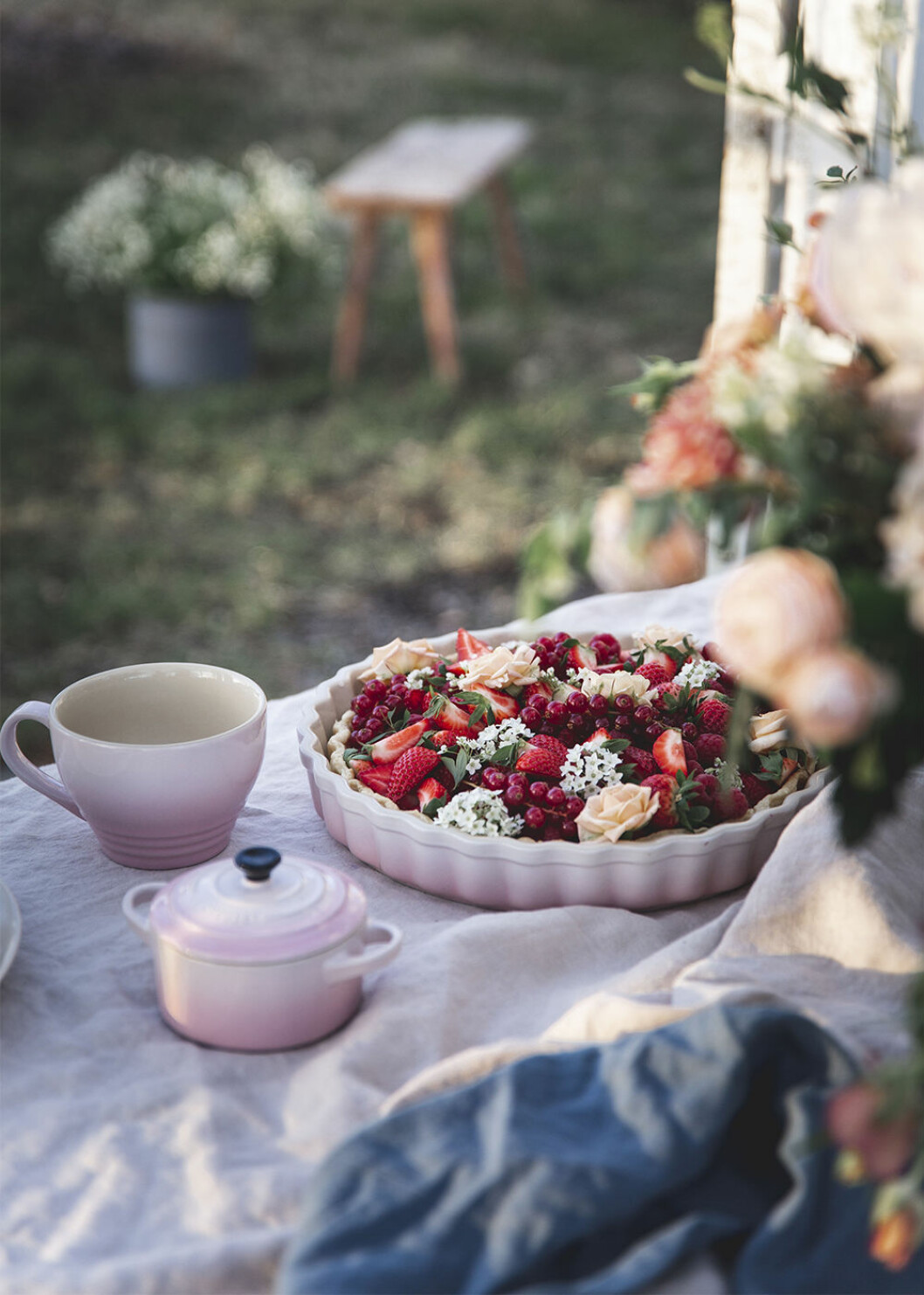 Pajform från Le Creuset fylld med blommor och bär