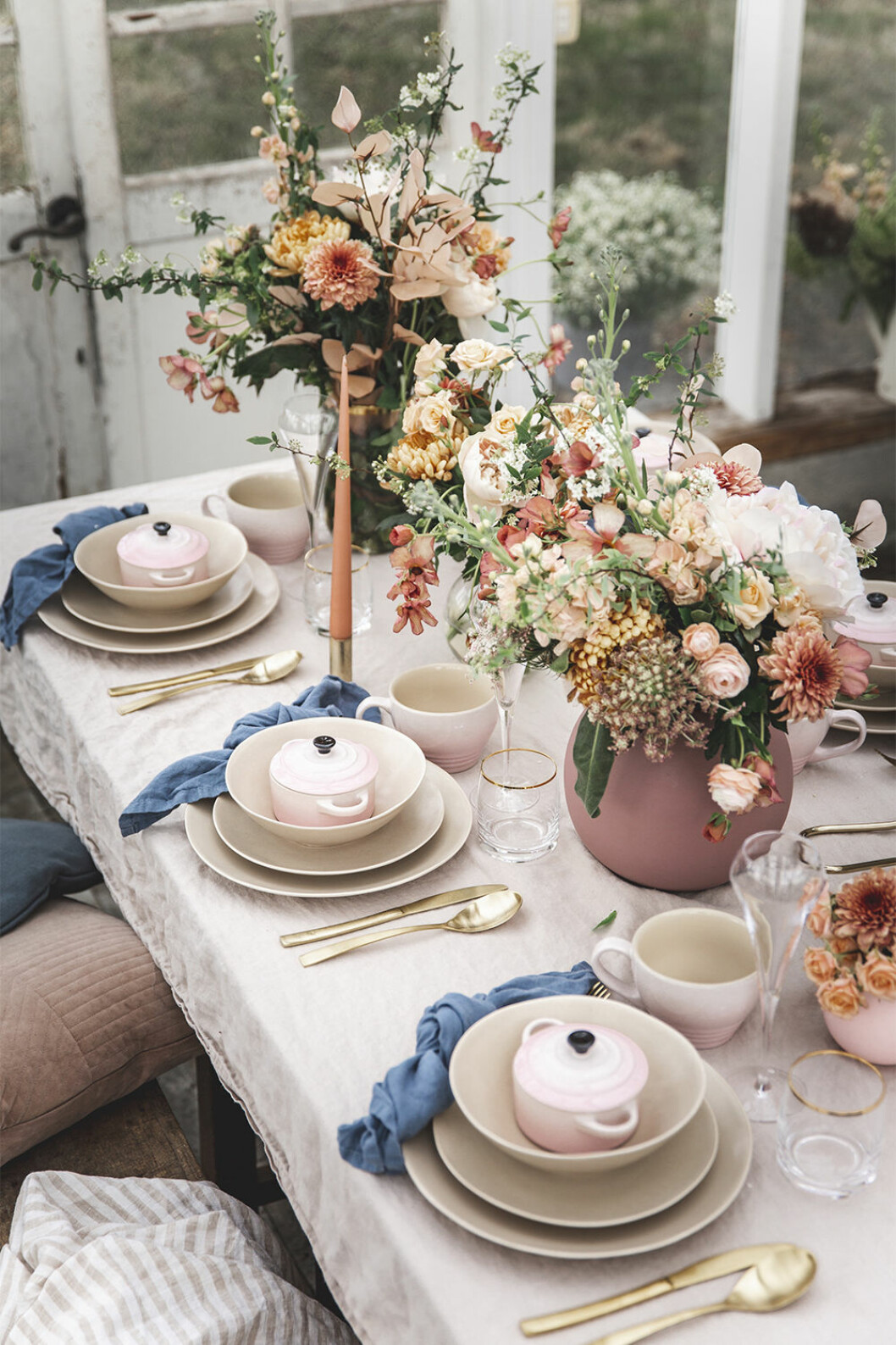 Fin dukning i rosa med detaljer från Le Creuset 
