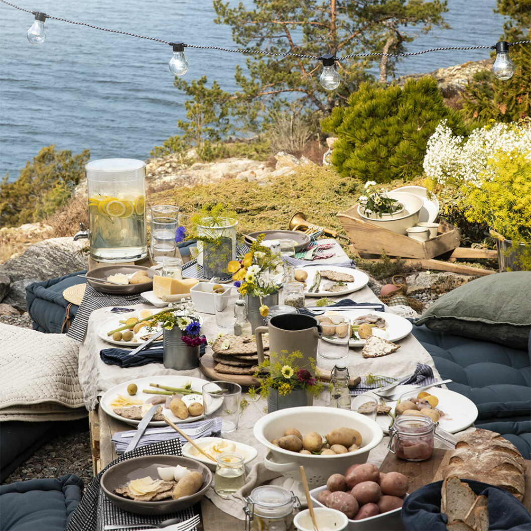 Sommardukning för sommarmiddag utomhus