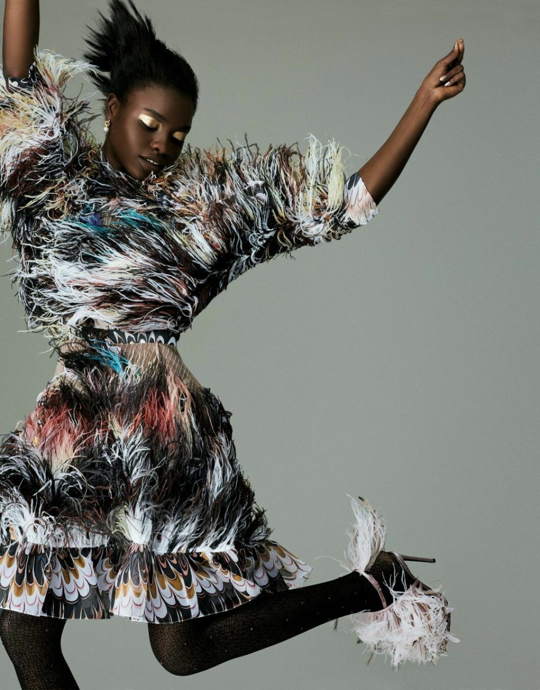 Klänning, 58 970 kr, Mary Katrantzou. Skor, 18 830 kr, Giambattista Valli. Örhängen, 2 500 kr, Mulberry. Strumpbyxor, 205 kr, Jonathan Aston. Multifärgad långärmad klänning från Mary Katrantzou