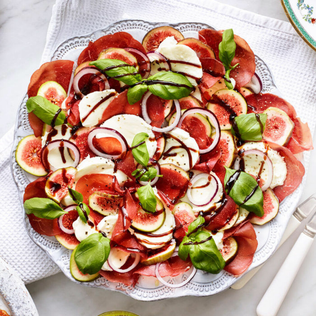 Fikon- och mozzarellasallad med bresaola och örtolja. Fikon- och mozzarellasallad med bresaola och örtolja.