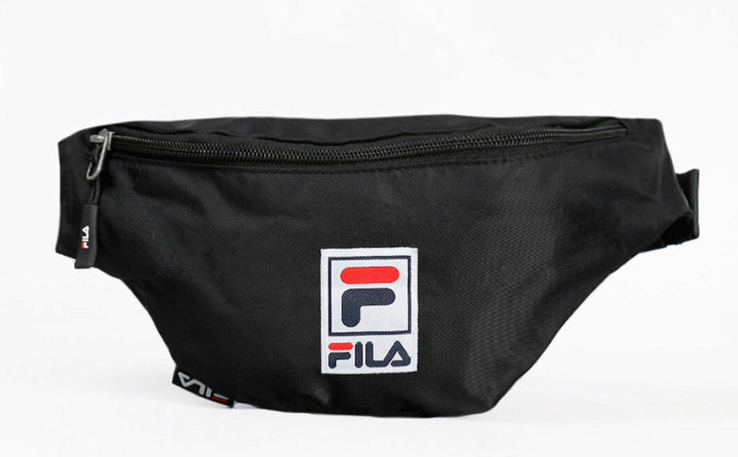 En uppdaterad magväska från det kultiga FILA. <a href="https://www.junkyard.se/midjevaska-waist-bag-slim" target="_blank" rel="noopener">Här</a> kan du köpa sommarens sportigaste accessoar! fila magvaska