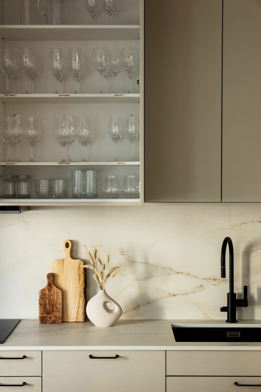 Bänkskivorna i köket är av Dekton som är den senaste generationen av kompositmaterial. Färgen heter Rem. Filip Poon kök