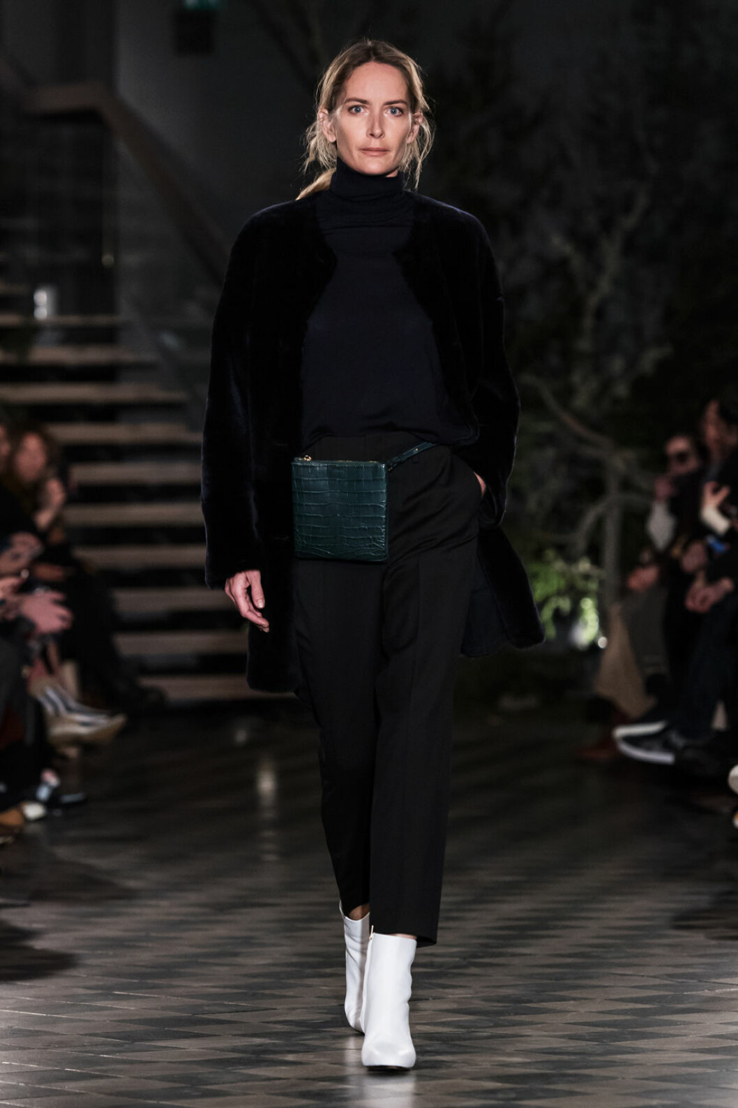 Filippa K AW 18, fluffjacka och grön väska.