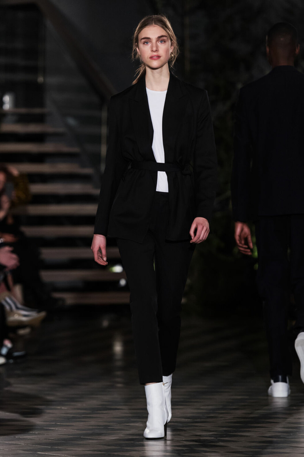 Filippa K AW 18, kvinna i T-shirt och svart kostym.