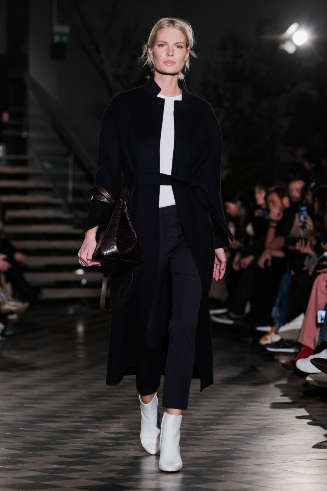Filippa K AW 18, Caroline Winberg med svart kappa.